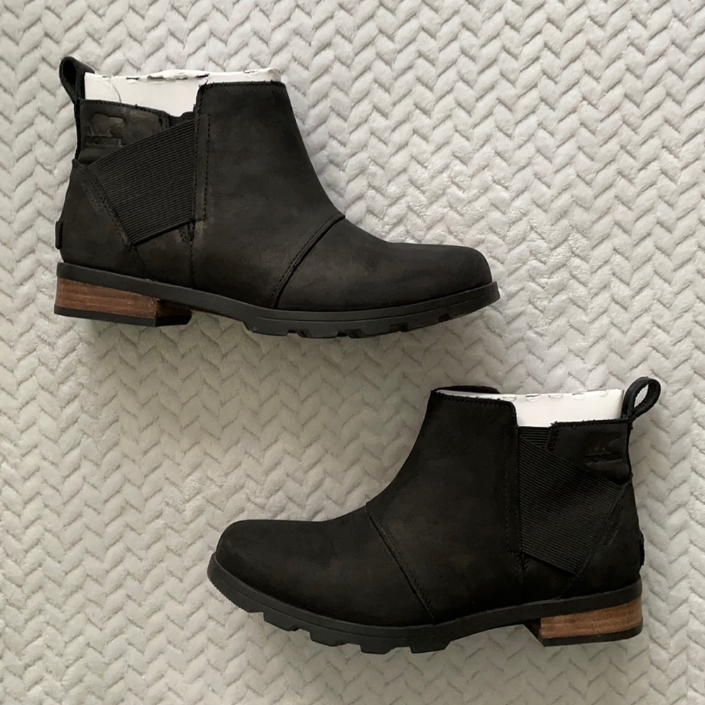Sorel Emelie Chelsea Black Ankle Boots Size 7.5. Only worn a few times.